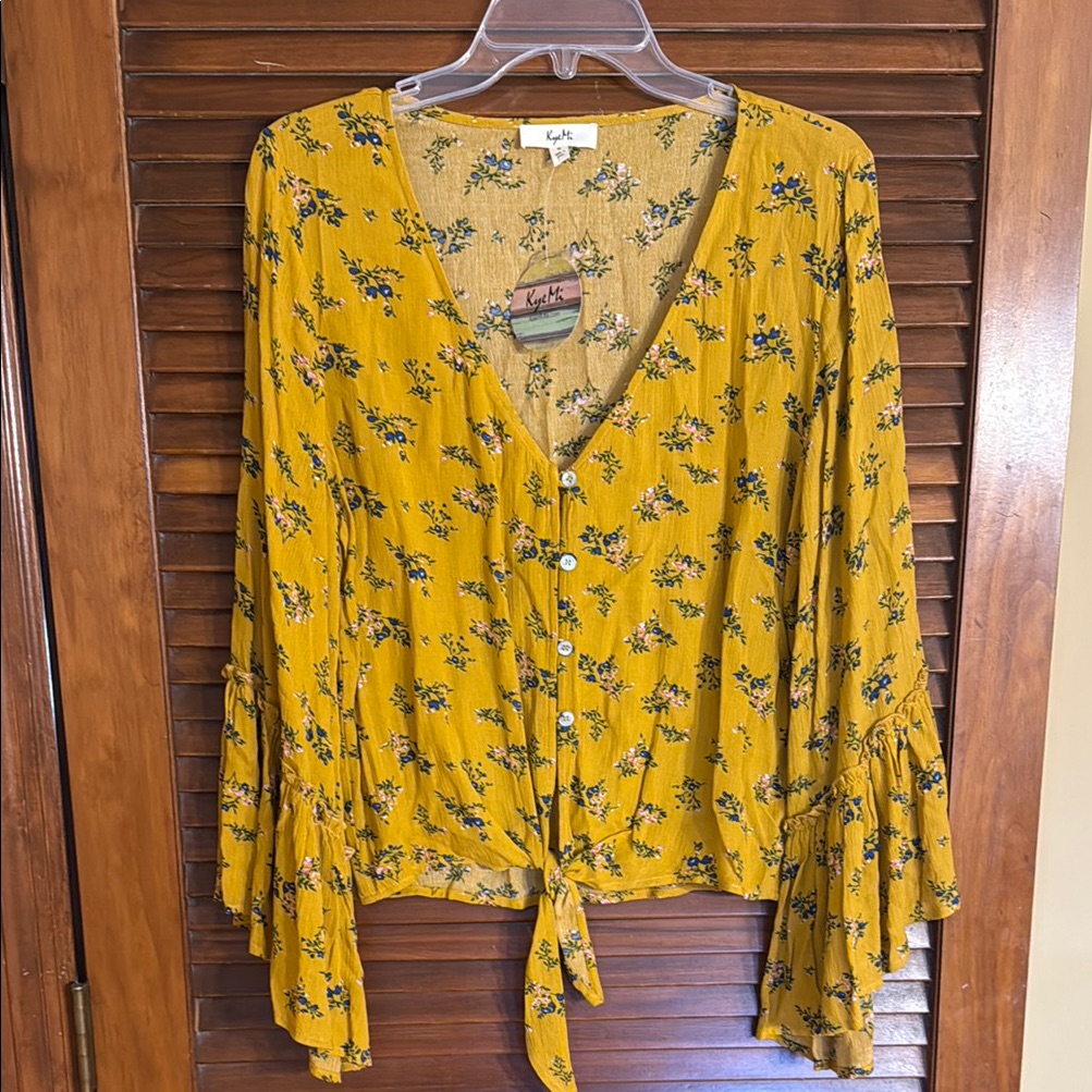 New Floral Buttoned TieFront Blouse